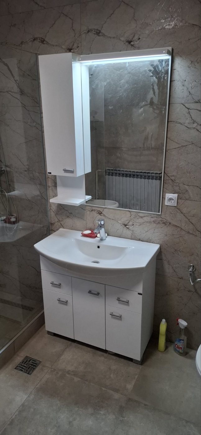 Kupatilo — lavabo i ogledalo sa rasvetom