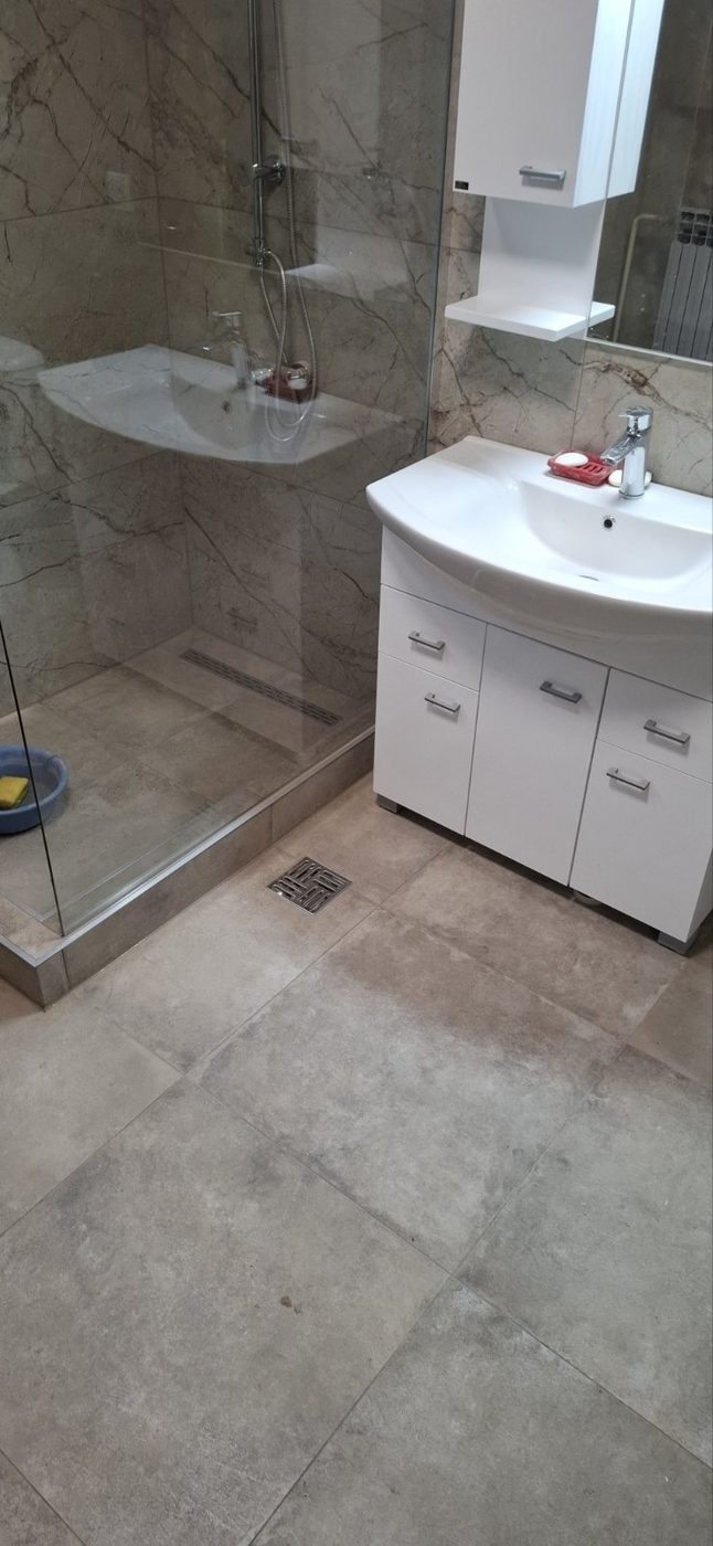 Kupatilo — lavabo i tuš