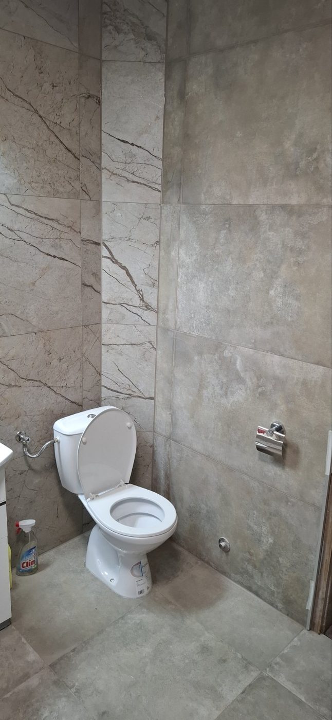 WC i lavabo — mermerne pločice