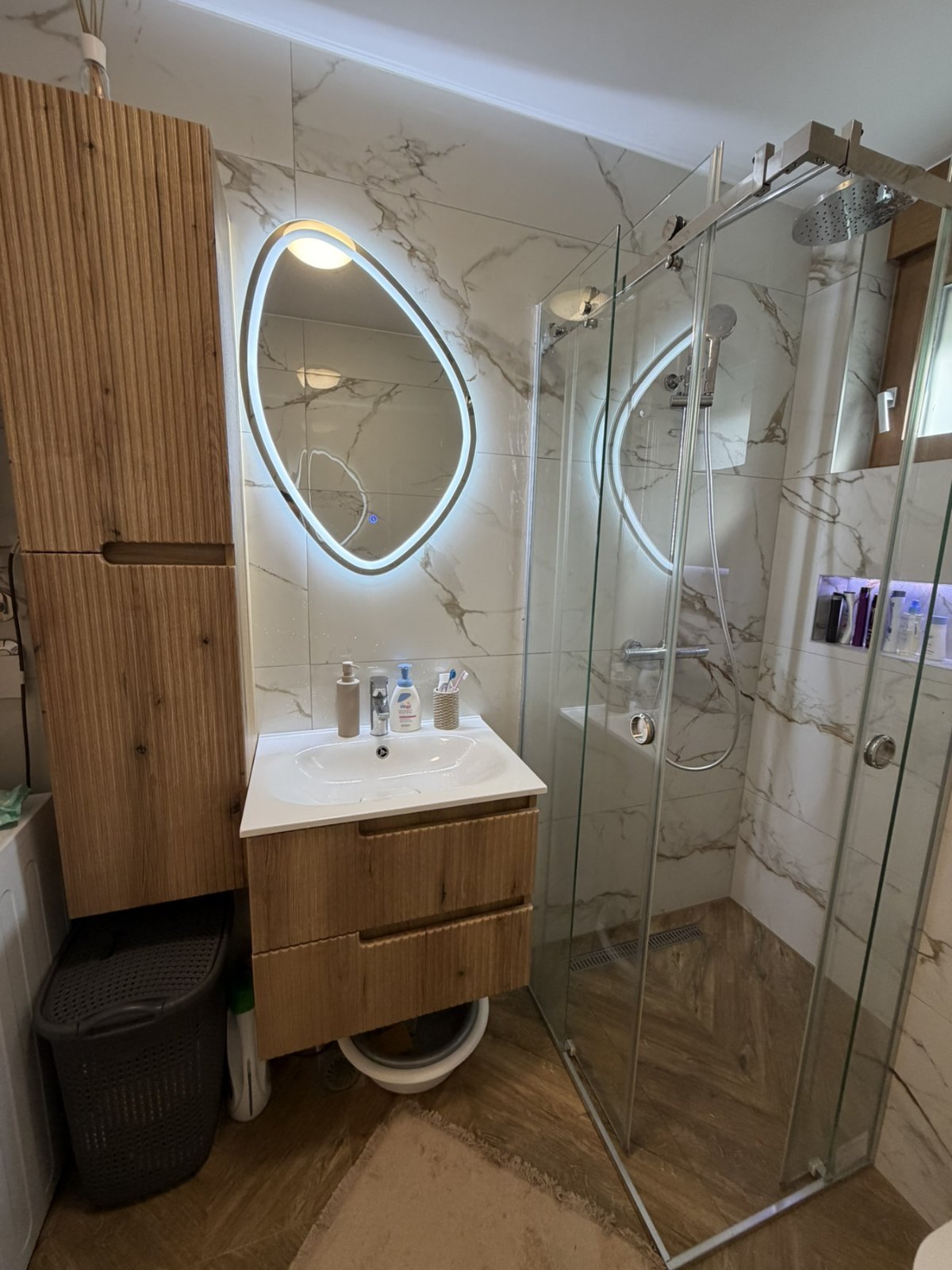 Kupatilo — lavabo, LED ogledalo i staklena tuš kabina